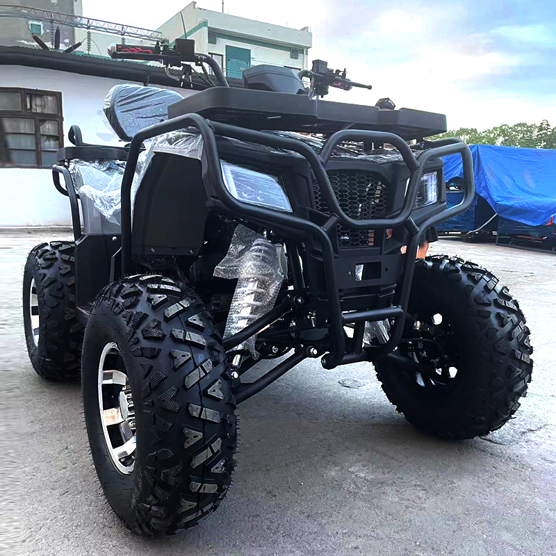 ATV de la playa de tracción en las cuatro ruedas todo terreno