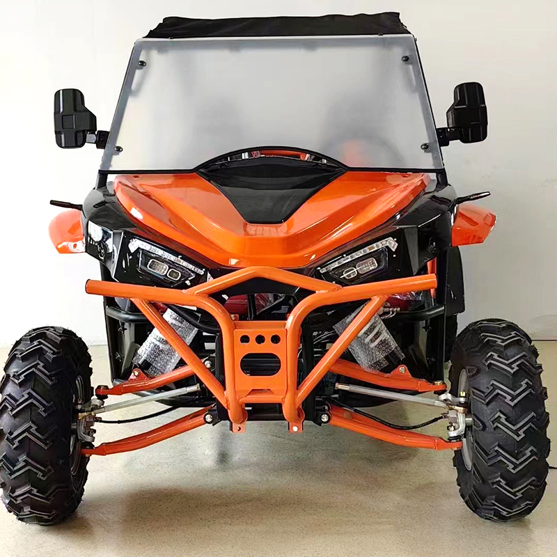 UTV de dos plazas con deflector de viento y techo