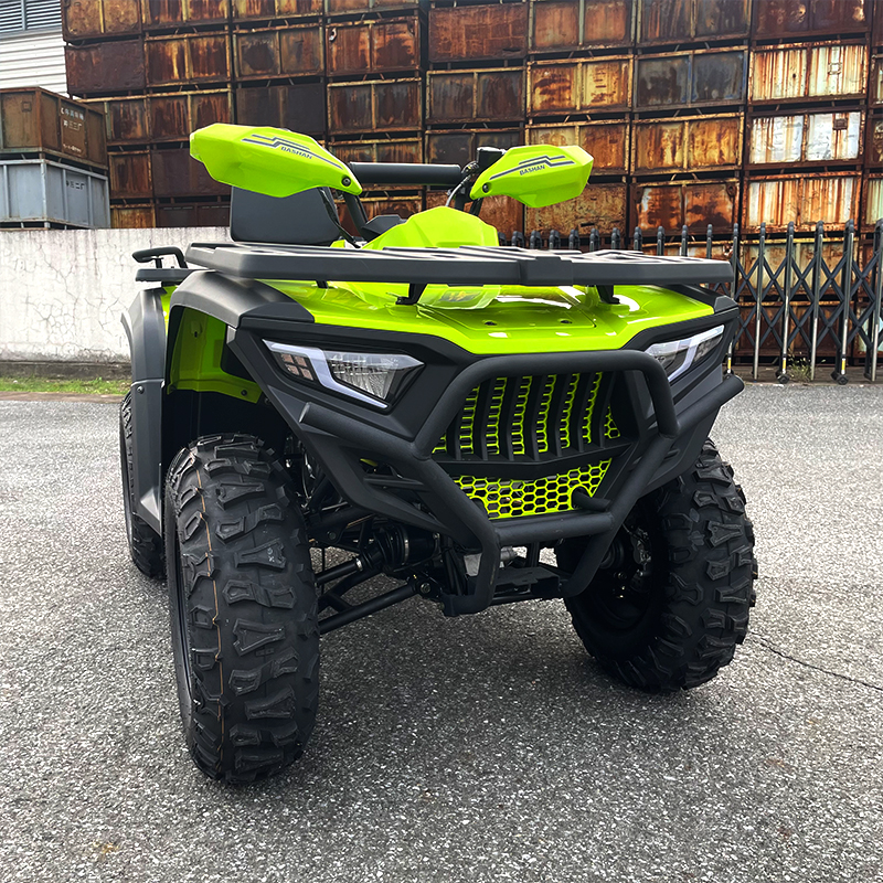 Montaña de enfriamiento de agua ATV a través del país